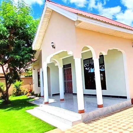 Safi House Bed and Breakfast Boma la Ngombe Buitenkant foto